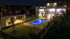 Outdoor pool, pool umbrellas, sun loungers - Villa Srdella (Podstrana)