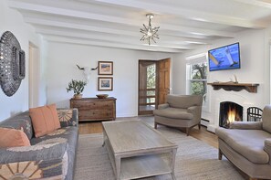 Smart TV, chimenea, estéreo