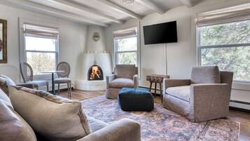 Smart TV, fireplace, stereo