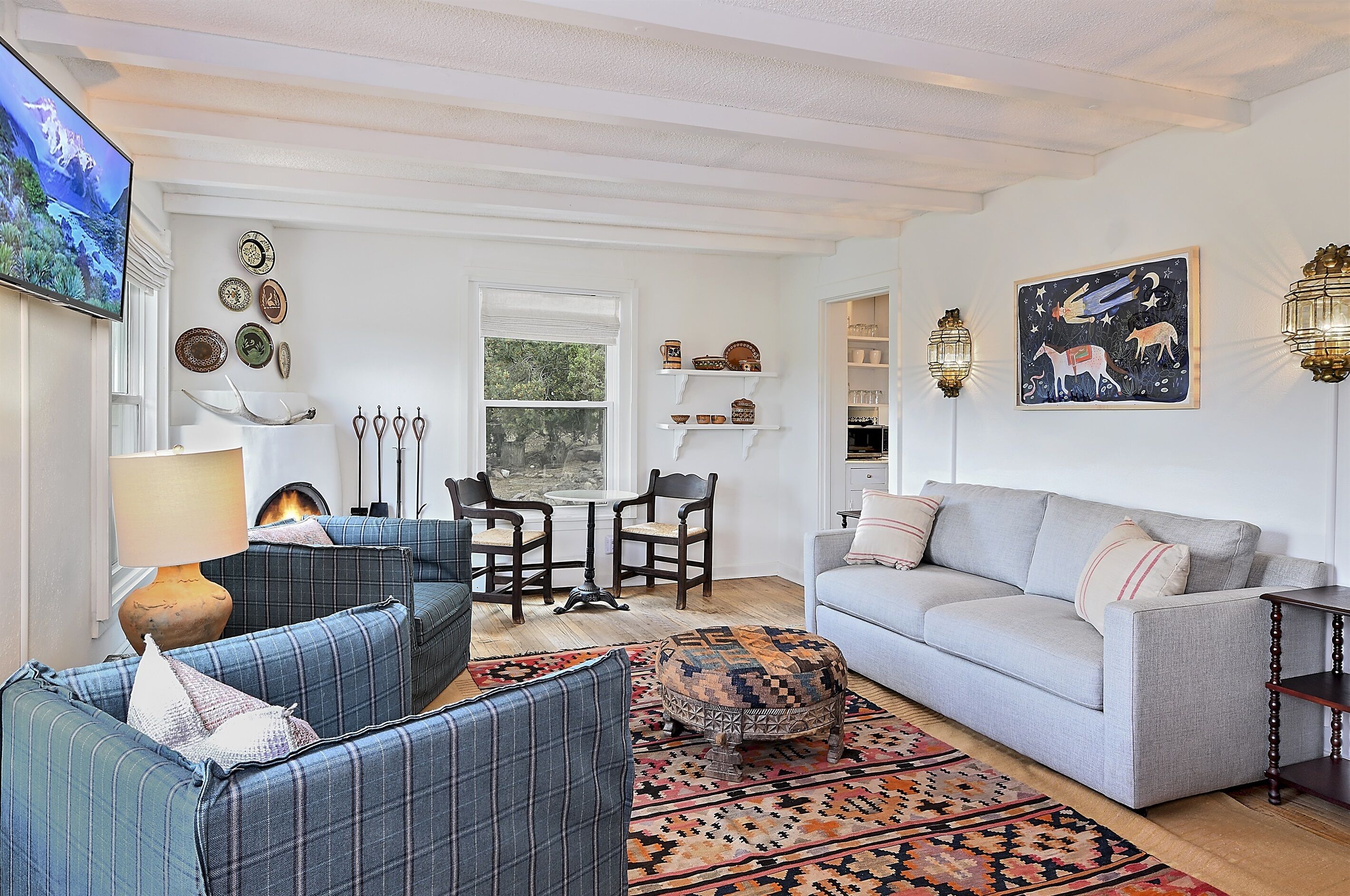 Smart TV, fireplace, stereo