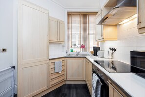 Kylskåp, mikrovågsugn, ugn och spishäll