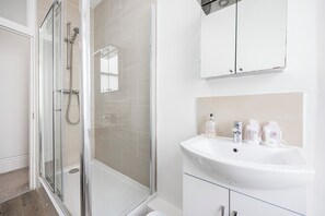 Douche, sèche-cheveux, serviettes fournies, savon