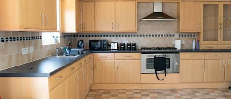 House | Private kitchen | Fridge, microwave, oven, stovetop