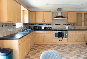 Maison | Cuisine privée | Réfrigérateur, micro-ondes, four, plaque de cuisson