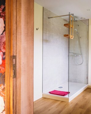 Habitación Confort | Baño | Amenidades de baño gratuitas y secadora de cabello 