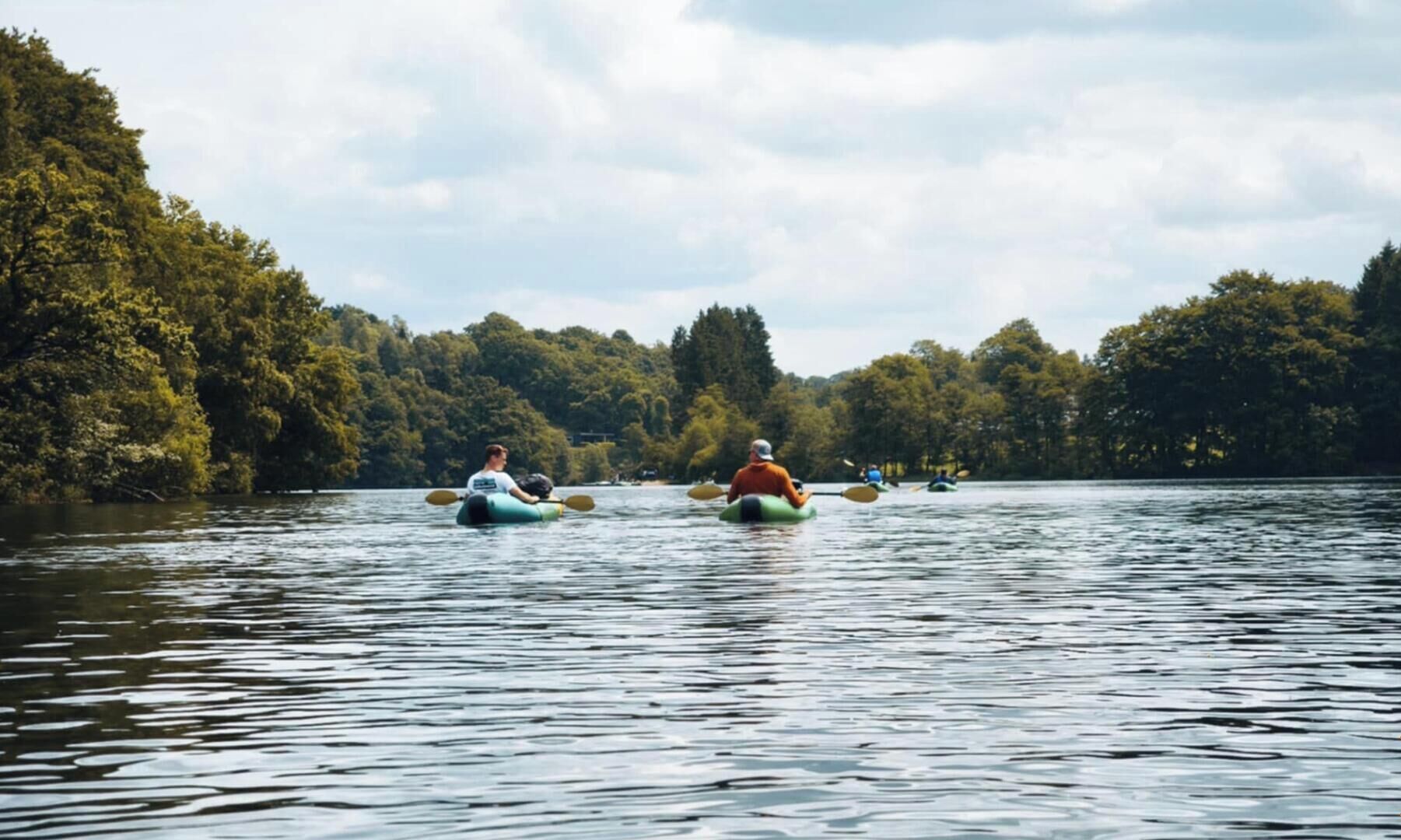 Un lac paisible où l’on peut faire du kayak.