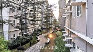 Ein Wohngebäude mit mehreren Balkonen und einem zentralen Weg.