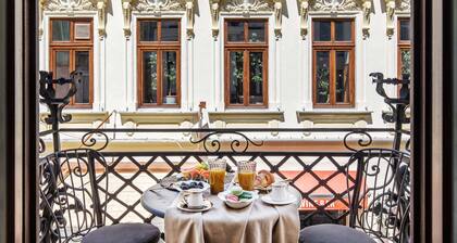 Old Town Luxury Suites with Balcony