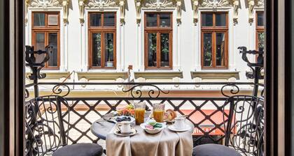 Old Town Luxury Suites with Balcony