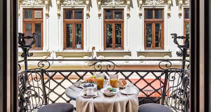 Old Town Luxury Suites with Balcony