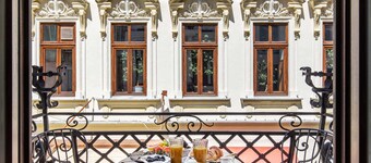 Old Town Luxury Suites with Balcony