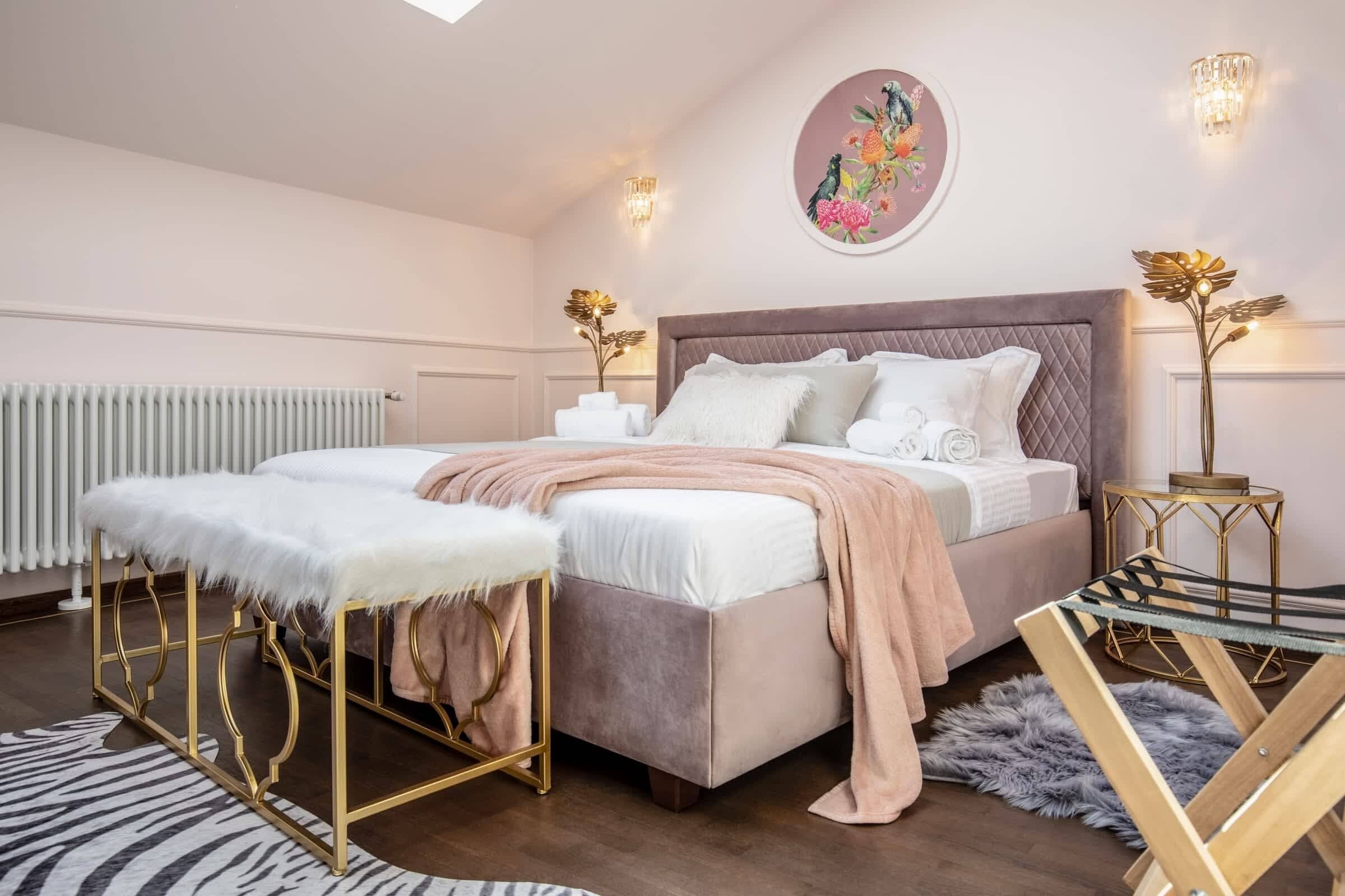 مكواة/لوح كي وسرير سفر وواي فاي مجانًا وملاءات أسرّة