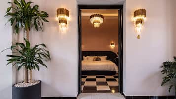 1 slaapkamer, een bureau, een strijkplank/strijkijzer, reisbedje