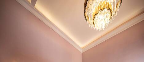 1 habitación, escritorio, tabla de planchar con plancha y cuna de viaje