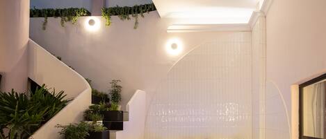 Indoor spa tub