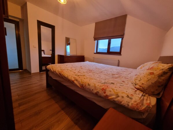Appartamento, 2 camere da letto, balcone, vista montagna | 2 camere, una scrivania