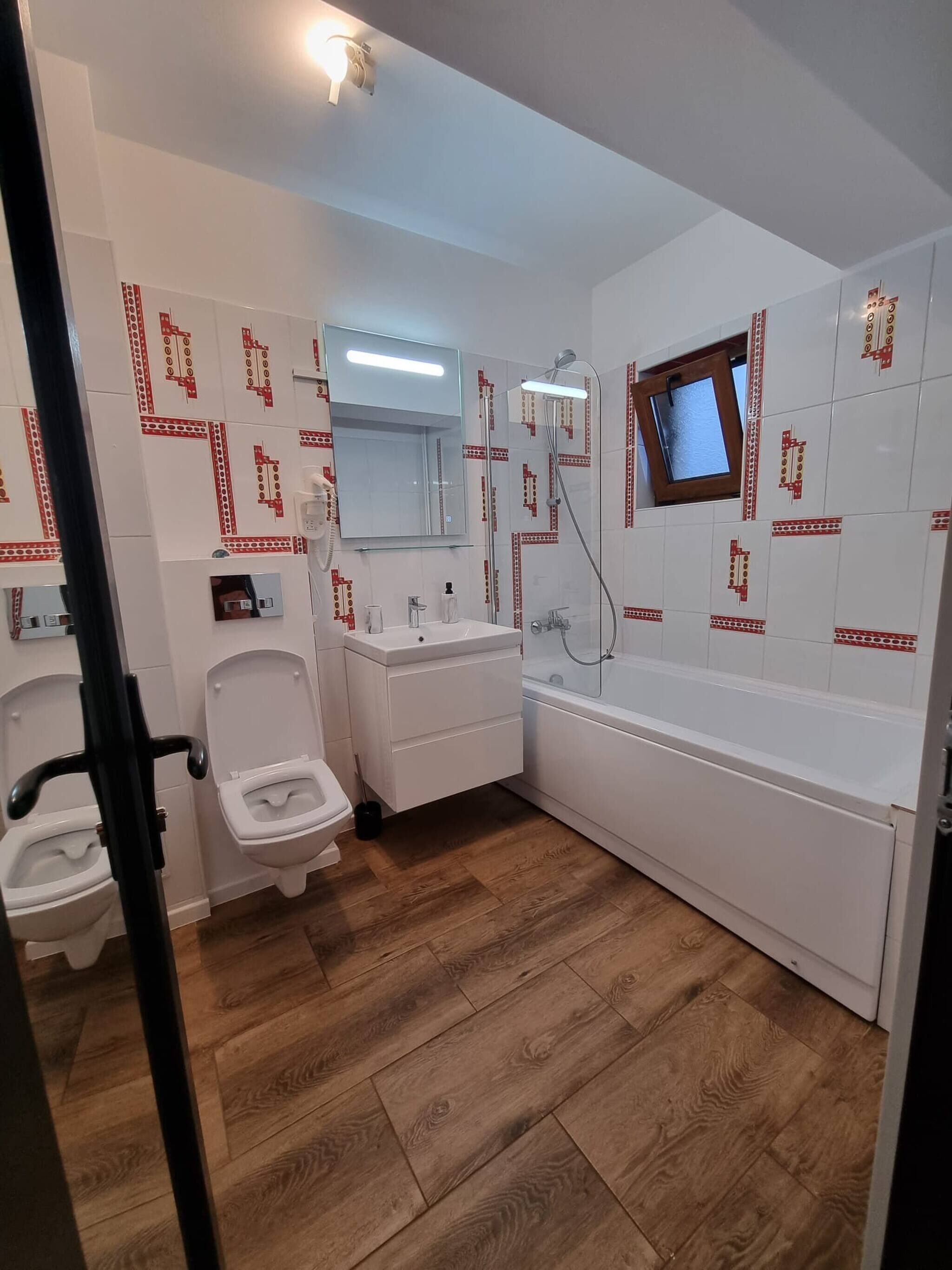 Ein Badezimmer mit Toilette, Bidet, Waschbecken und Badewanne.
