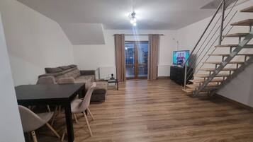 Apartment, 2 Bedrooms, Balcony, Mountain View | Interior