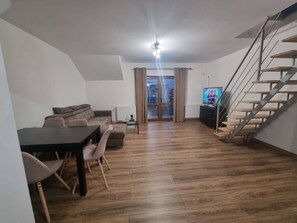 Apartment, 2 Bedrooms, Balcony, Mountain View | Interior