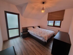 Apartment, 2 Bedrooms, Balcony, Mountain View | 2 bedrooms, desk