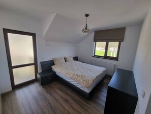 Apartment, 2 Bedrooms, Balcony, Mountain View | 2 bedrooms, desk