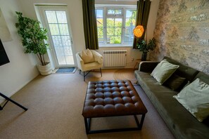 TV, offices - Coastal Haven in Ilfracombe by STAE-Homes (Illfracombe)