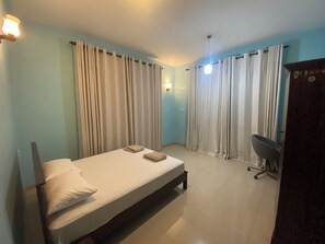 5 bedrooms, desk, iron/ironing board, free WiFi
