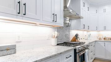 Fridge, oven, stovetop, dishwasher