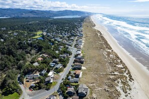 Beach - 4 bedroom Oceanview, across from beach, dogs ok, EV Charger, sleeps 10 (Manzanita)