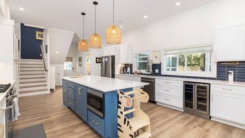 Een koelkast, een koffiezetapparaat/waterkoker