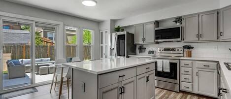 Kylskåp, mikrovågsugn, ugn och spishäll