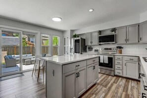 Kühlschrank, Mikrowelle, Ofen, Herdplatte