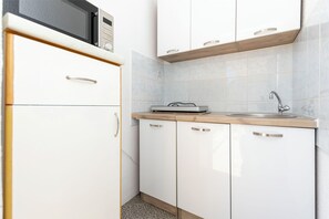 Apartment (A2) | Private kitchen | Electric kettle - Apartments Nikola (Omis)
