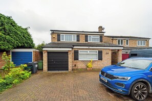 House | Exterior - Spacious Home - Sleeps 10 - Free Parking - Pets (Waltham Cross)
