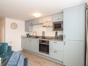 Fridge, dishwasher, electric kettle, toaster - Harbour Studio (Penzance)