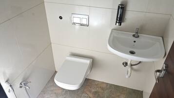 Quarto luxo | Banheiro | Chuveiro, toalhas de banho, sabonete, shampoo