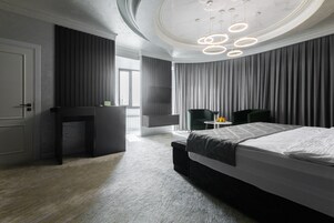 Caja de seguridad en la habitación y escritorio 