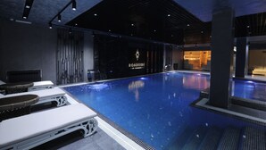 屋内プール、営業時間 7:00 ～ 23:30、サンラウンジャー