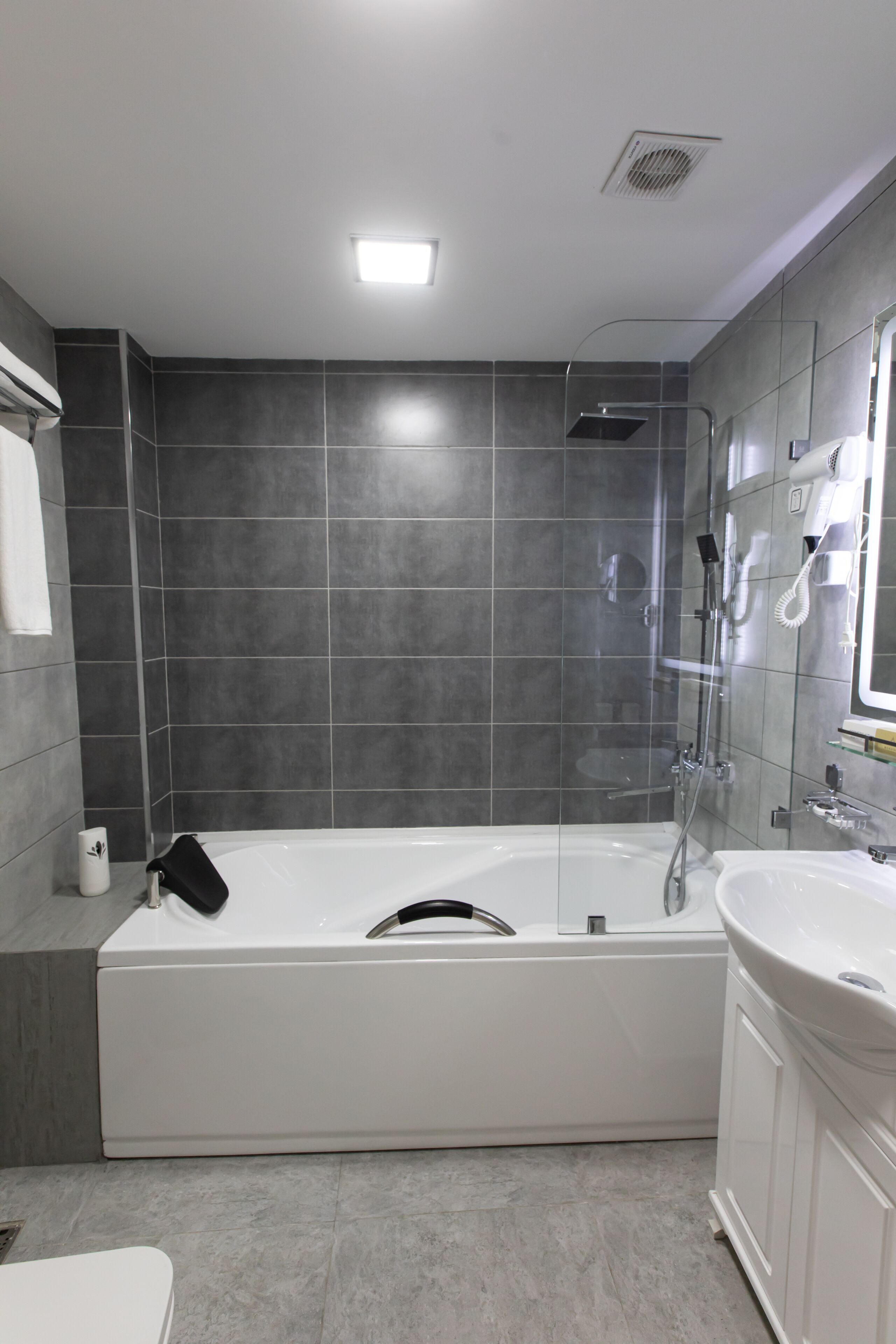 Photo - Roadside by Khorrot