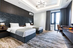 Standard-Zweibettzimmer | Zimmersafe, Schreibtisch, laptopgeeigneter Arbeitsplatz