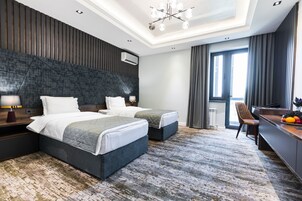 Standard Twin Room | In-room safe, desk, laptop workspace, blackout drapes