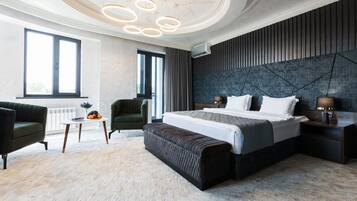 Estudio de lujo | Caja fuerte, escritorio, espacio para trabajar con un portátil