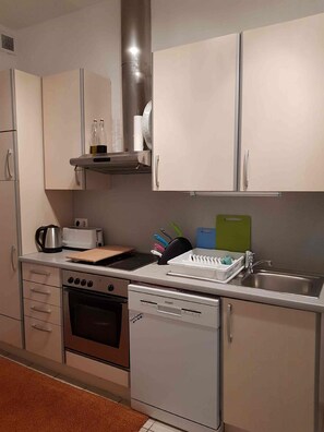 Kühlschrank, Ofen, Herdplatte, Geschirrspüler