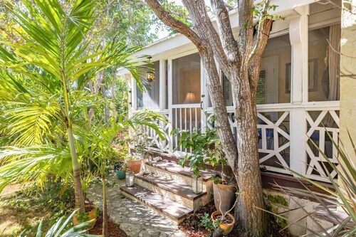 Dreamy Cottage in Grace Bay, BBQ & Bikes Included!