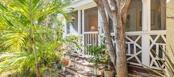 Dreamy Cottage in Grace Bay, Coffee, Backyard BBQ & Bikes for Exploring Included