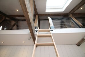 2 soverom, strykejern/-brett og sengetøy