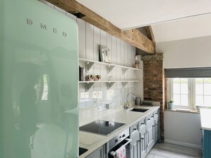 Kjøleskap, mikrobølgeovn, ovn og kokeplater