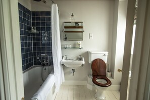 ฝักบัว, อ่างอาบน้ำแบบแช่ตัว