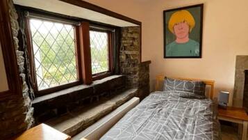 2 bedrooms, travel crib, WiFi