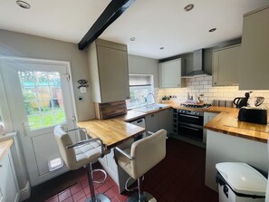 Fridge, microwave, oven, stovetop - Spring Cottage 2BR Escape - Garden, Coffee Machine, Self Check-in (Trawden)
